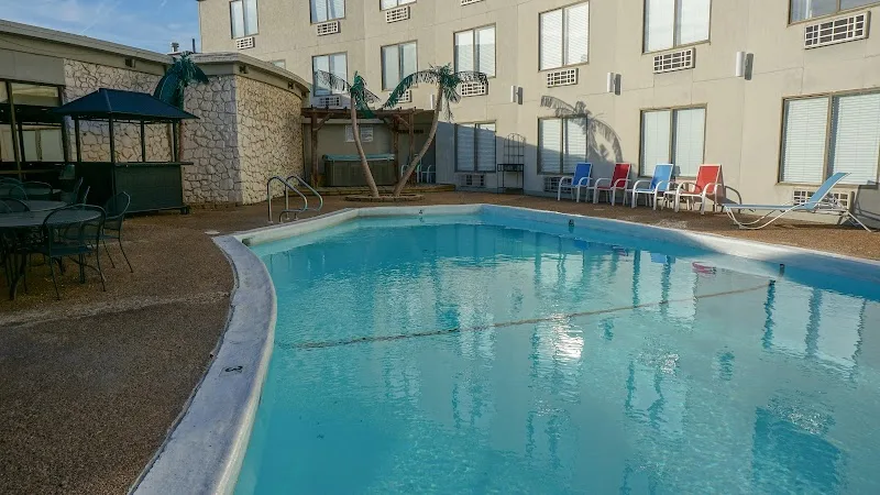 Lamplighter Inn & Suites
