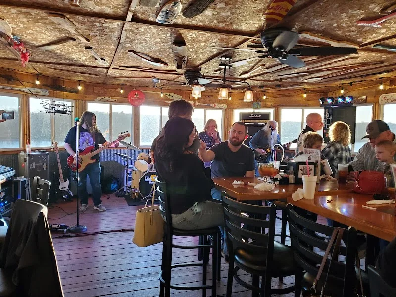 Rick's Oar House Inn & Marina