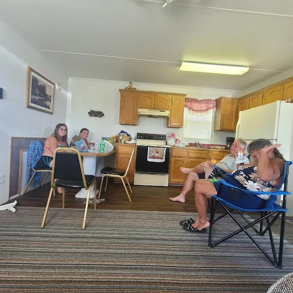 R & R's Lakvue Cottages